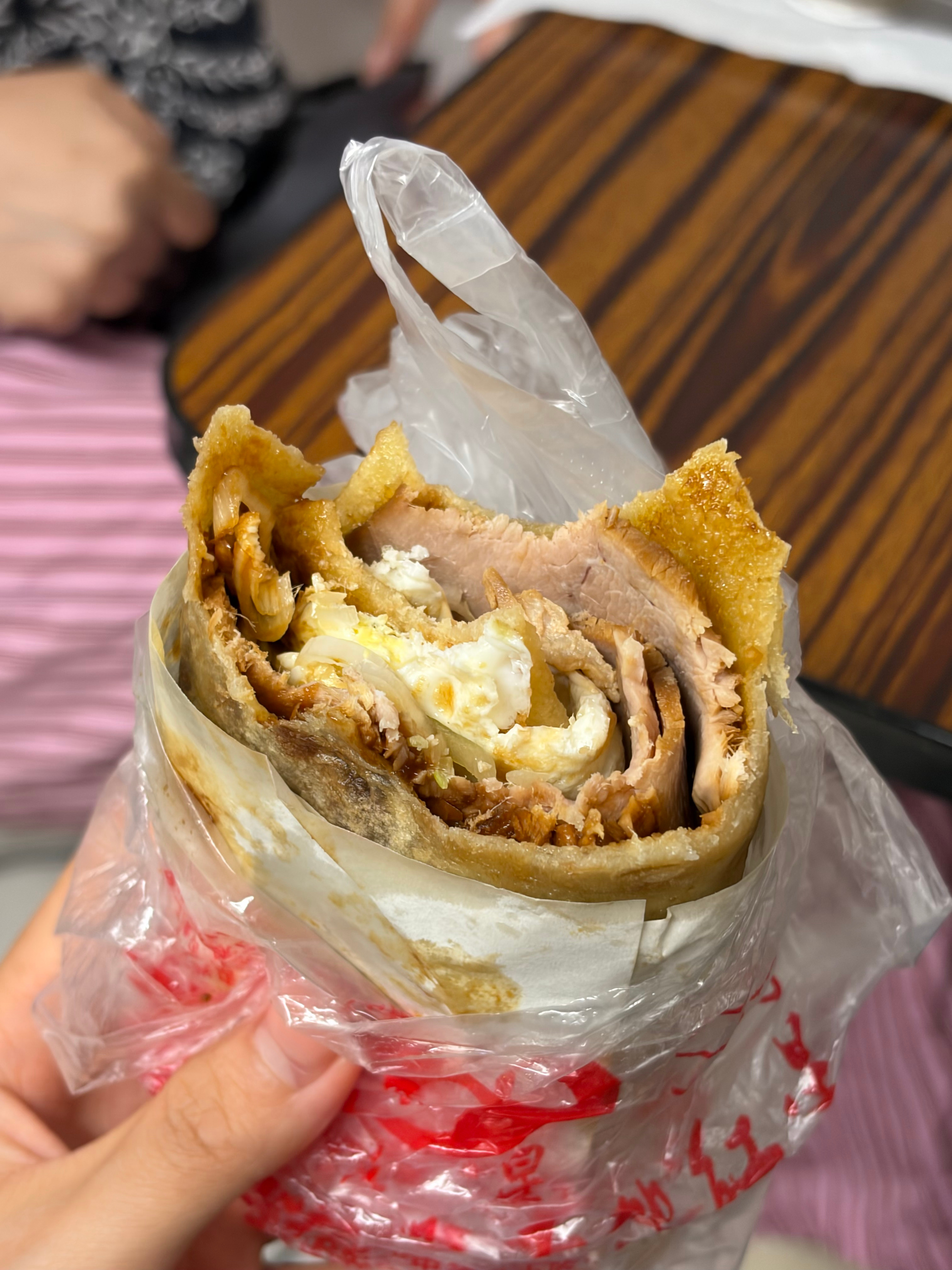 今天唯一的一顿饭给了喜茶熏肉大饼和想一湘莓子大王