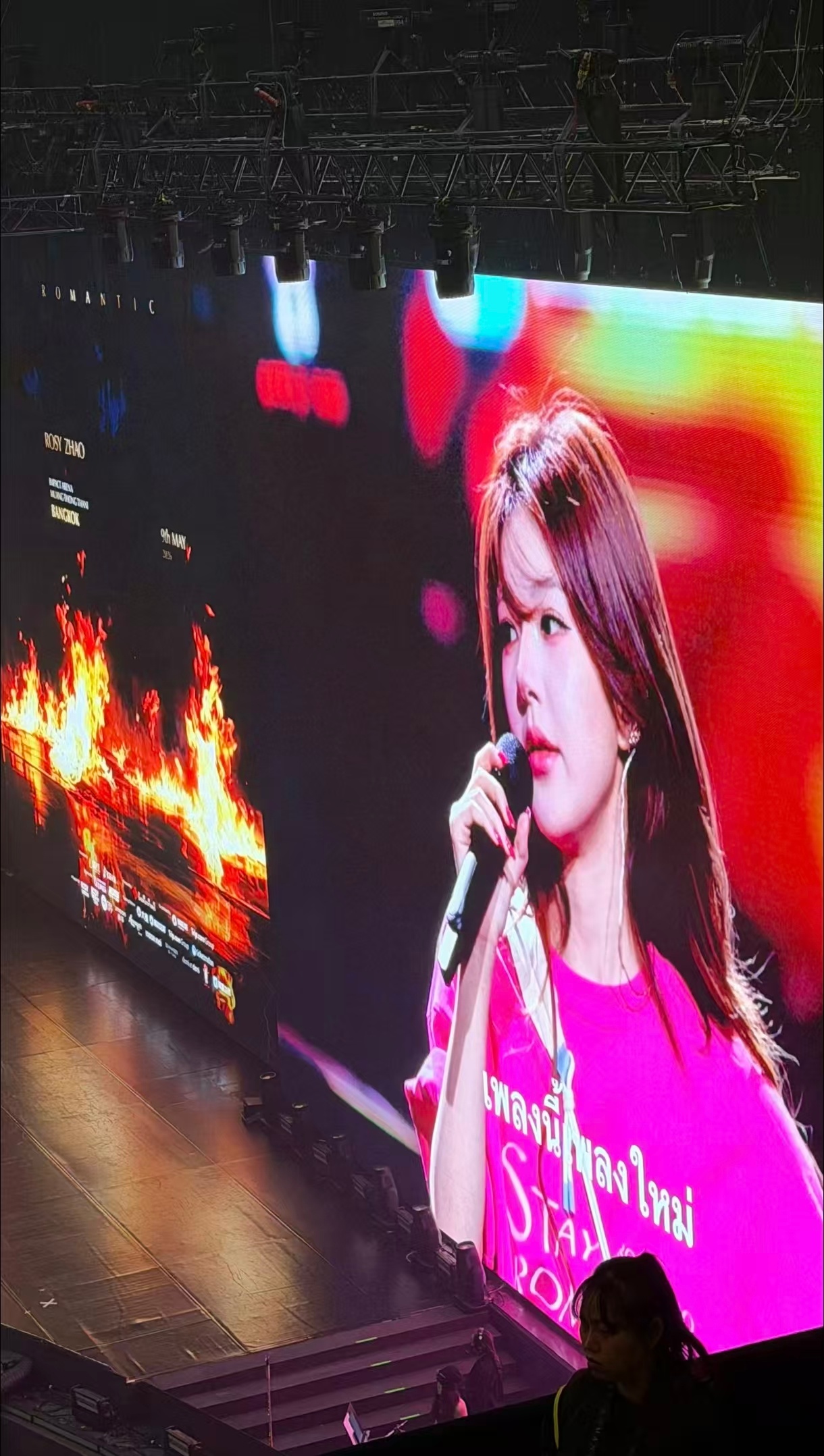 赵露思曼谷演唱会现场氛围赵露思曼谷演唱会舞台年度浪漫万人巡演，曼谷蓄势待发，期待