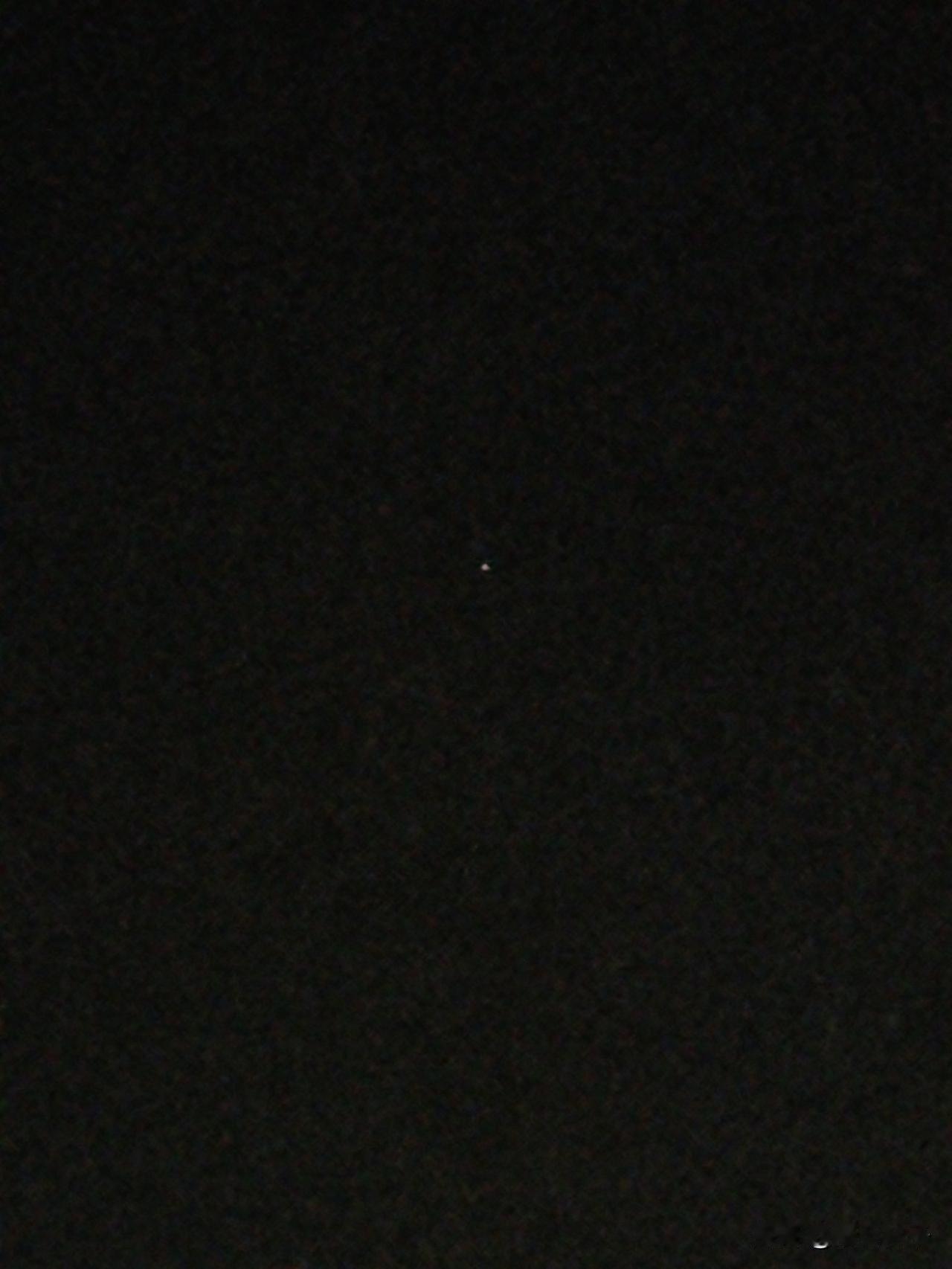 昨晚我第一次有幸邂逅了天宫过境！它亮闪闪的，跟天狼星别无二致，整个过程似乎持续了