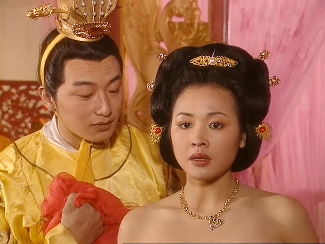 隋二世杨广在隋文帝卧床不起的时候霸占了父亲的宠妃宣华夫人，直至轼君篡位，成为君临