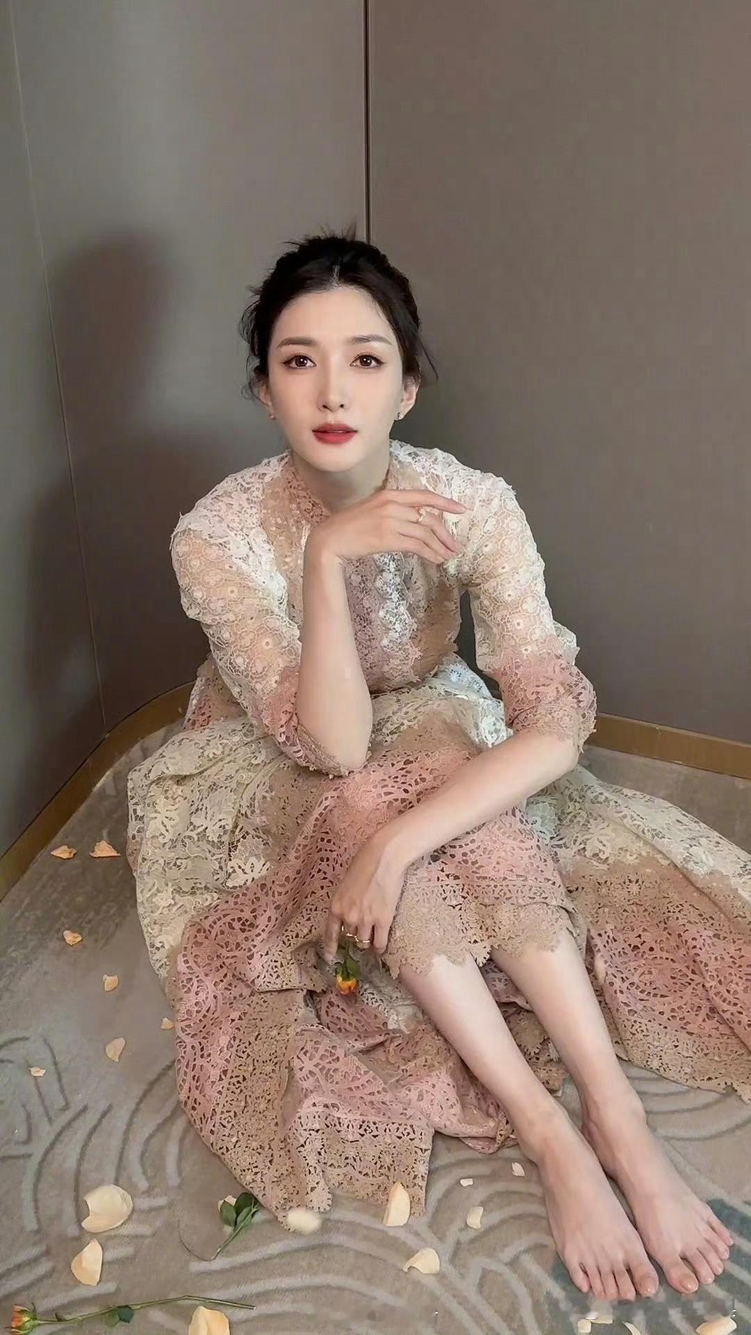 江疏影裸足的样子真是美极了。 ​​​