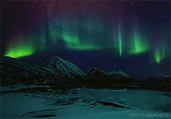 两极地区常见的极光，以绿色为主。而我国所能观测到的极光，大多数为红色。由于地球表