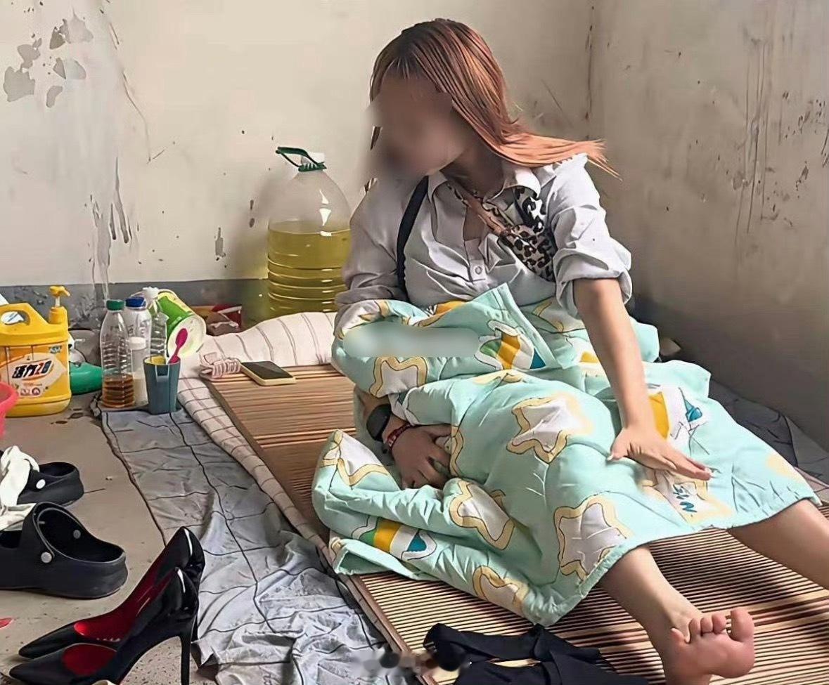 很想知道这环境她怎么睡得着的。。。骨头不会痛吗….这么硬的地板