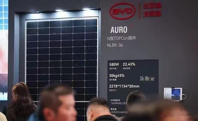 今天被比亚迪刷屏了——比亚迪宣布将于2025年7月量产光伏车身技术，标志15年研