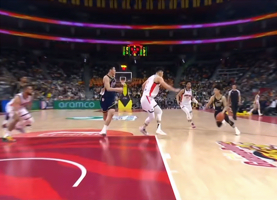 王洪泽机敏掩护助攻徐杰上空篮，球商太高了这孩子 广东男篮vs龙狮男篮