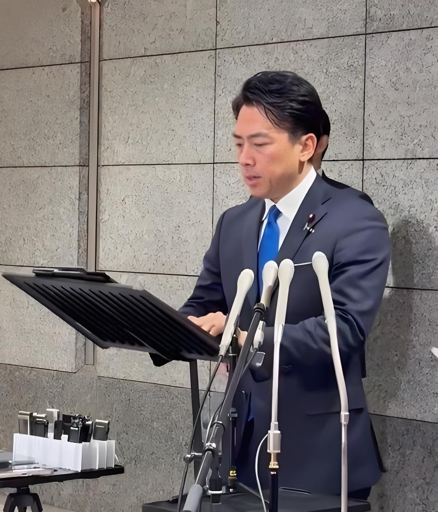 小泉进次郎彻底玩脱了！
中方放出“雷达照射”事件录音证据后，日本民众愤怒了。他们