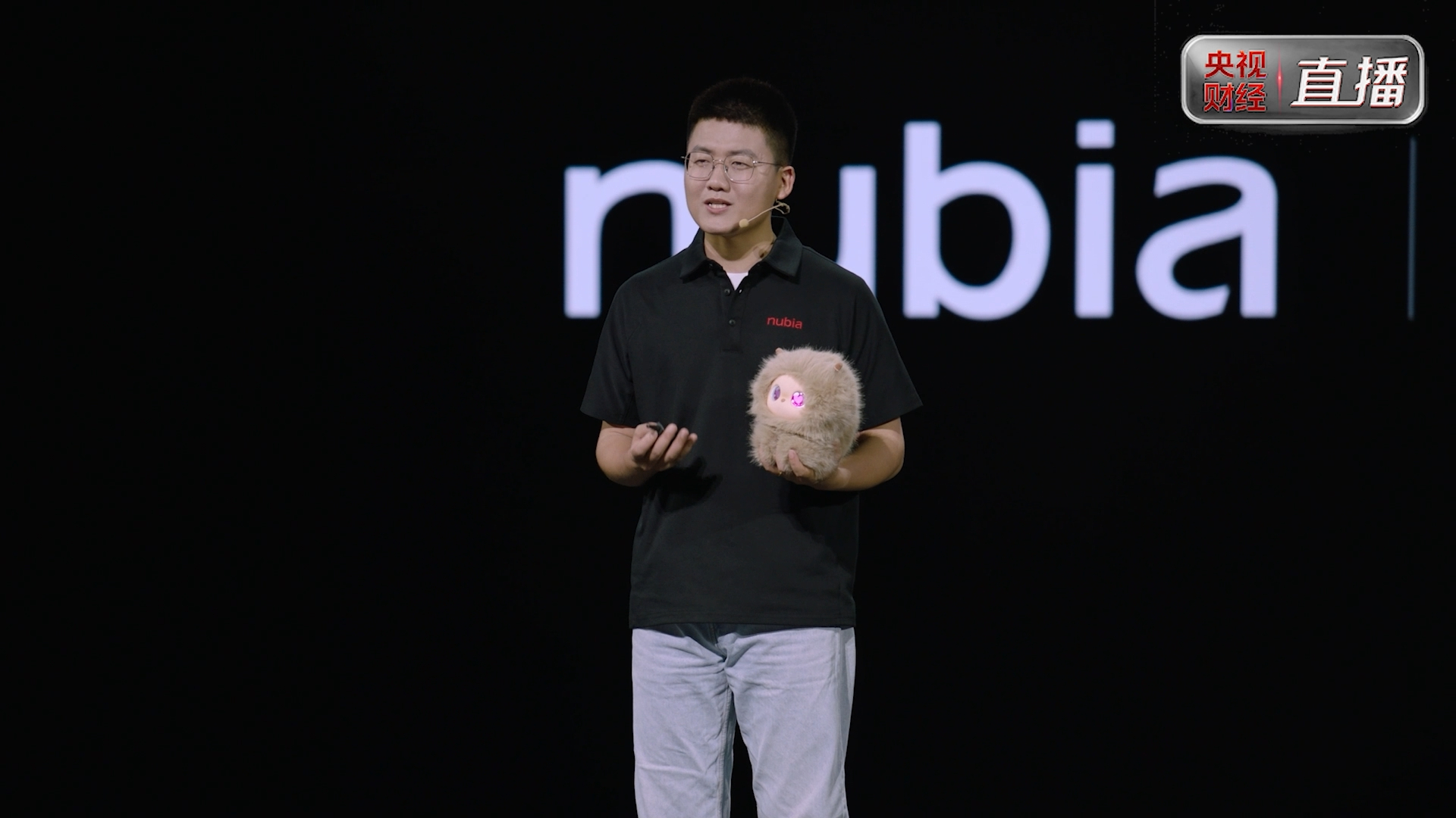 全球首款 AI 智能体手机 发布会同步带来两款生态新品：nubia LiveCl