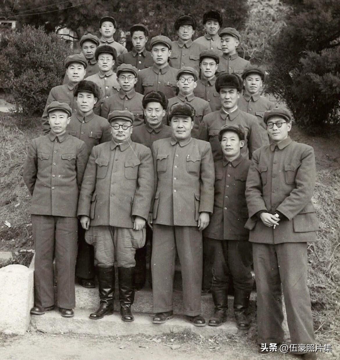 上世纪五十年代，中国人民志愿军停战谈判代表团的历史合影，拍摄于朝鲜停战谈判期间。
