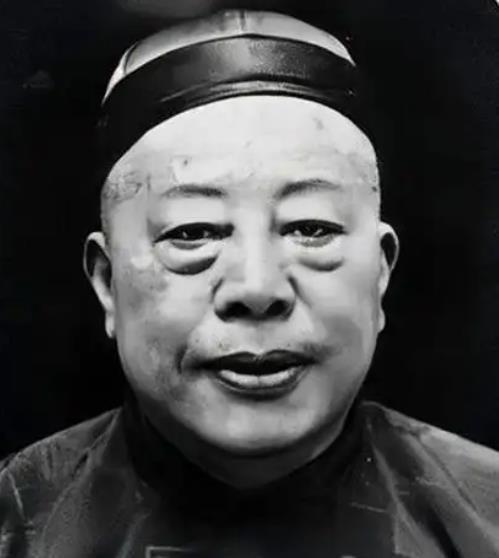 1922年，54岁的黄金荣如愿迎娶24岁的露兰春。新婚夜，黄金荣迫不及待地想要洞