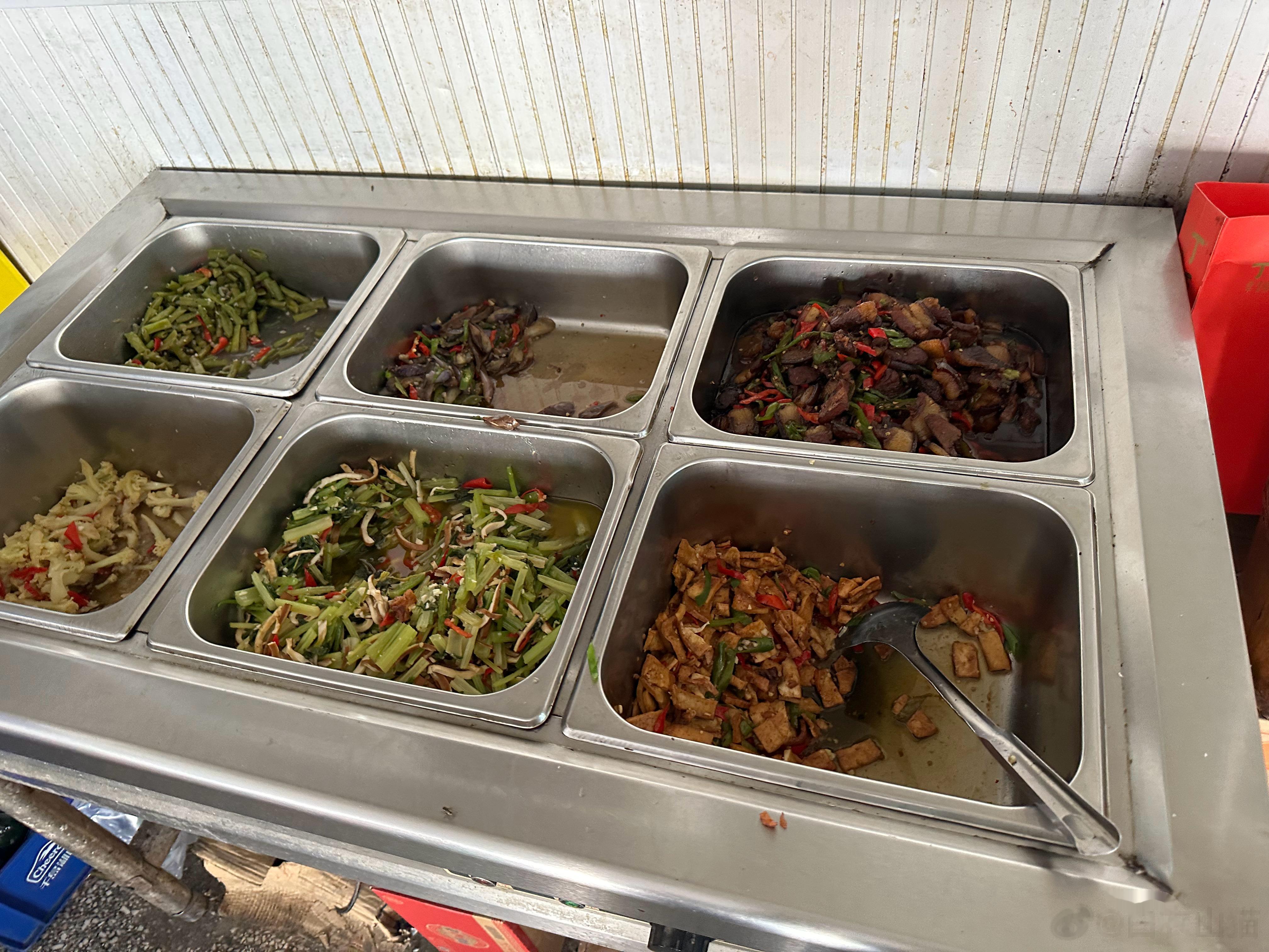 在千岛湖姜家镇上吃午饭，沿路沿大街近十多家饭店和渔馆，九成以上的饭店内，在饭点时