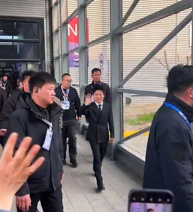 没有想到这哥们这么小个吗？看视频里目测149
但是赚钱就是硬道理。