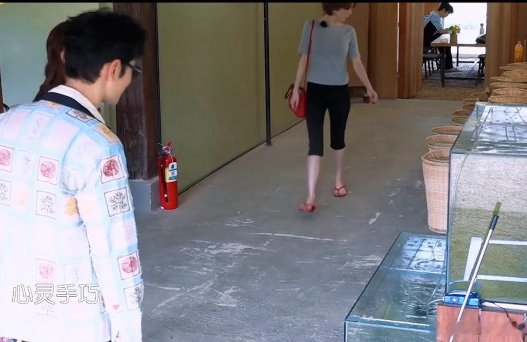 姜妍走过来这段刘梅下班了谁懂姜妍迎面走来的这段镜头，身段线条真的太优越了，越看越