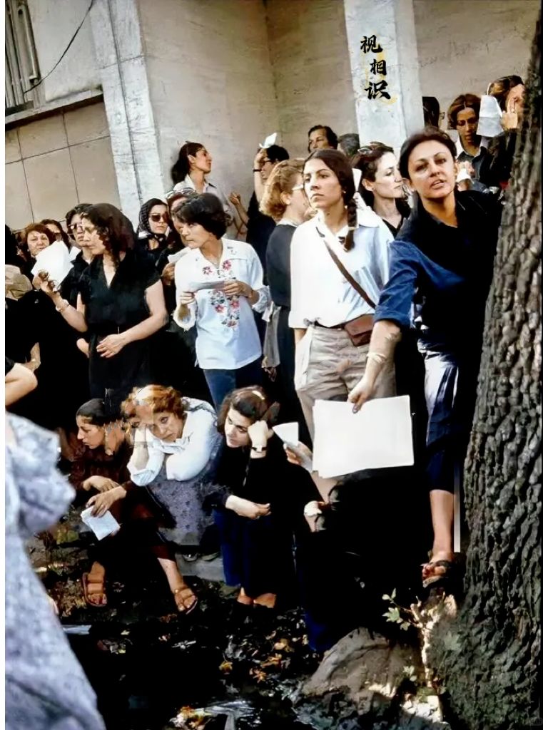 80年代，伊朗，一群抗议的女性们守在总理办公楼外，从镜头中她们的打扮来看，很多人...