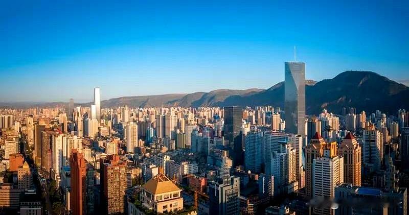 兰州楼市这两年，最扎眼的不是涨不涨，而是“扛不扛得住”。
城关区那些曾经被捧得很