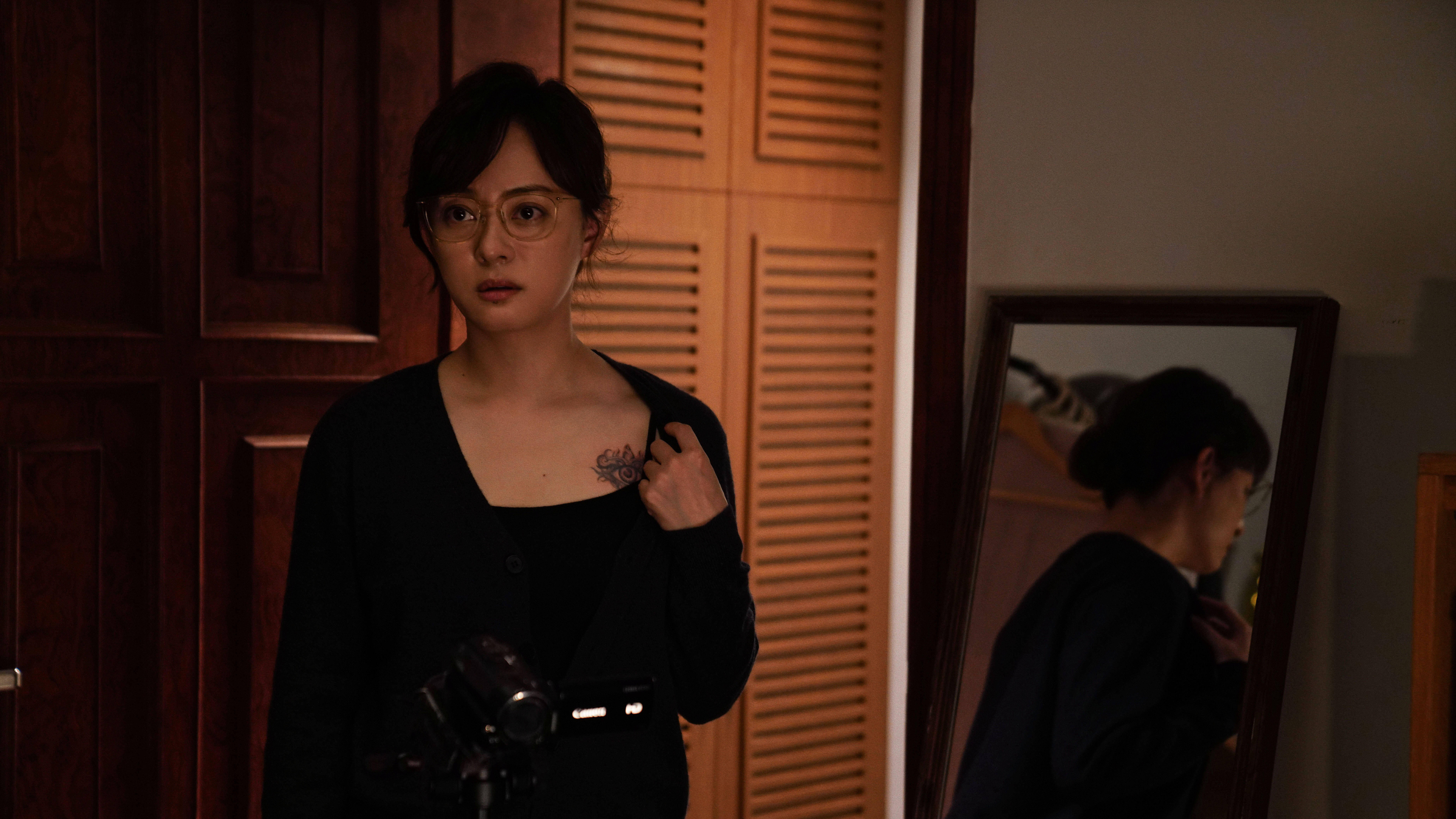 中新文娱想提问孙俪🙋：最近追《危险关系》，大家经常会边看边替颜聆揪心，那种压抑