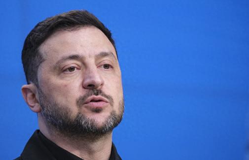 前线战士啃冻土豆裹破毯后方大佬竟用赃款装金马桶，乌克兰这场惊天贪腐大戏，直接把总