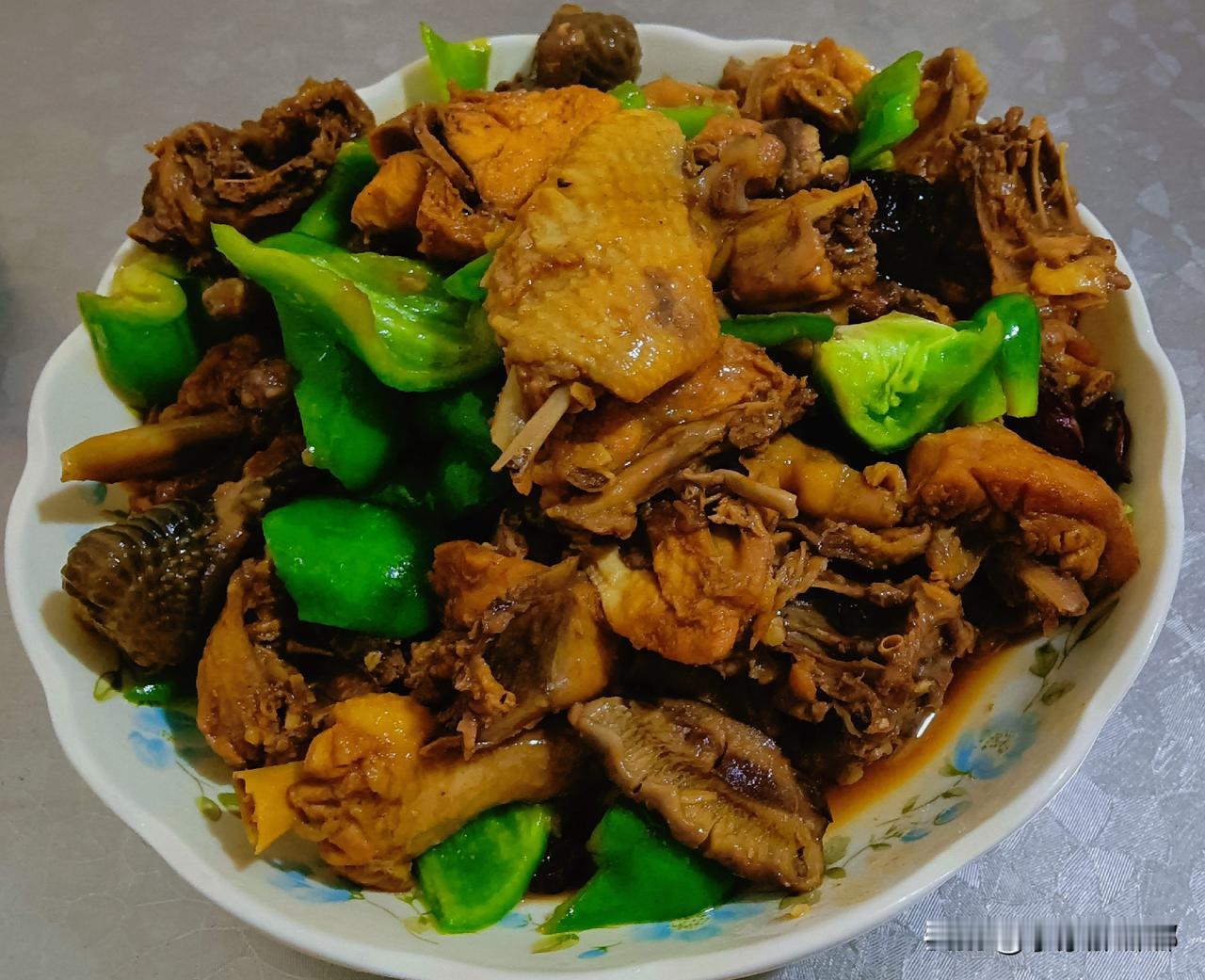 晚饭，即墨农村老李家今晚的晚饭。

小鸡炖蘑菇
大虾炒小白菜
残留早上小米粥
田