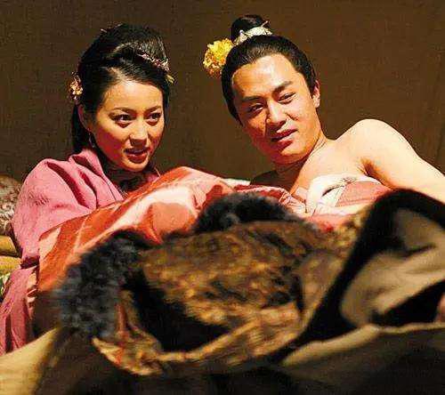 西门庆敬畏的女人林太太，是高官遗孀，守寡 10 年。私下却让媒婆给她物色男子，名