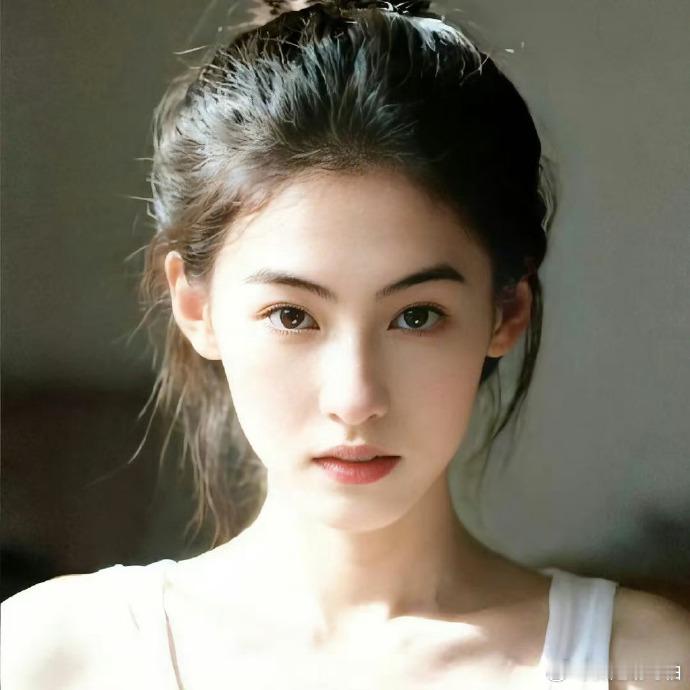 张柏芝素颜比化妆还美张柏芝刻在银幕经典里的永恒高光：18岁《喜剧之王》素颜试镜，