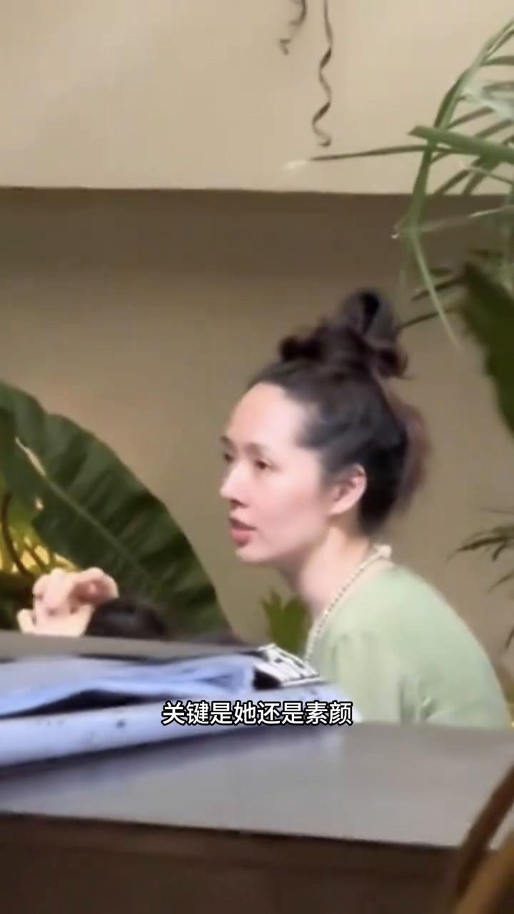 怕也只有郭碧婷敢这样素颜扎头发。
6月28日郭碧婷在云南旅游被偶遇，她真的很随性