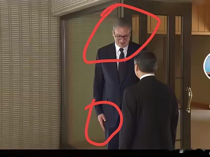 终于知道577为什么要去日本了，原来他是去恶 心日本天皇的。

你看他1米9的大