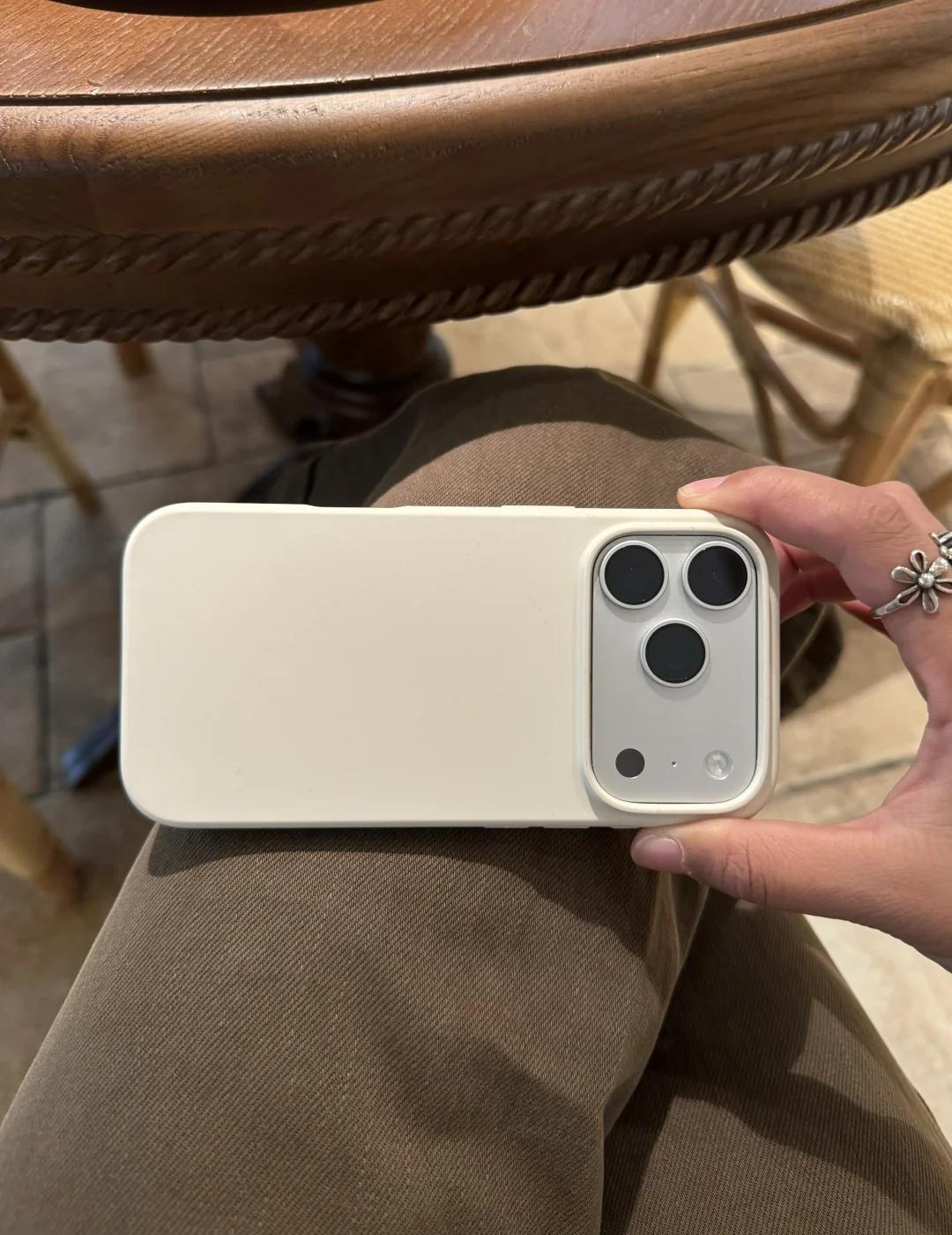 隔壁桌说这个手机壳她很喜欢🫶🏻
液态硅胶手机壳 iphone手机壳 个性手机