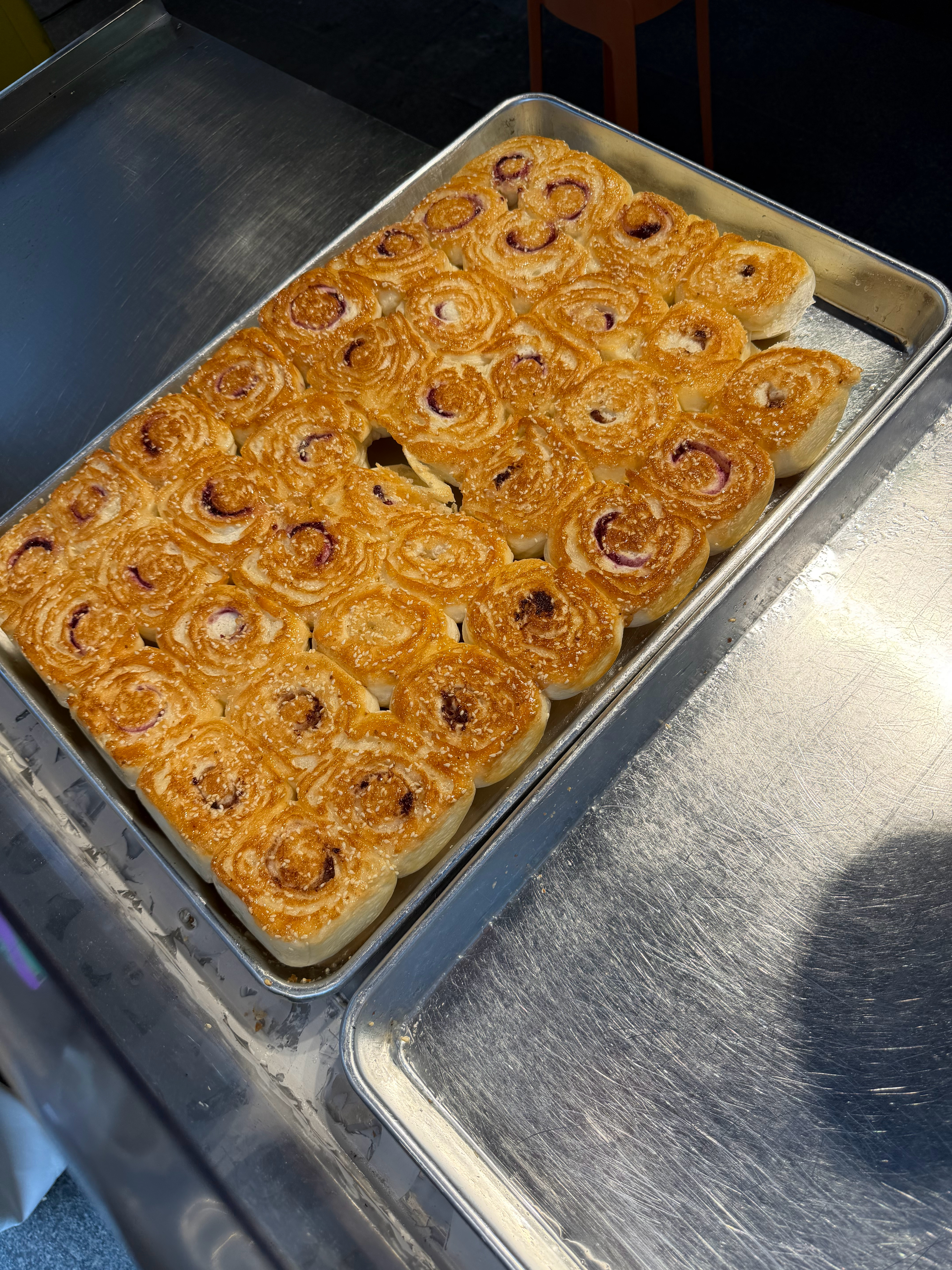 我看好多人排队，买蜂蜜小面包，我就跟着买了，现在吃完之口，狂喝水，又甜又腻有人喜