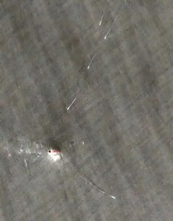 一艘由美国海军护航的油轮日前试图强闯霍尔木兹海峡，结果被伊朗伊斯兰革命卫队击中起