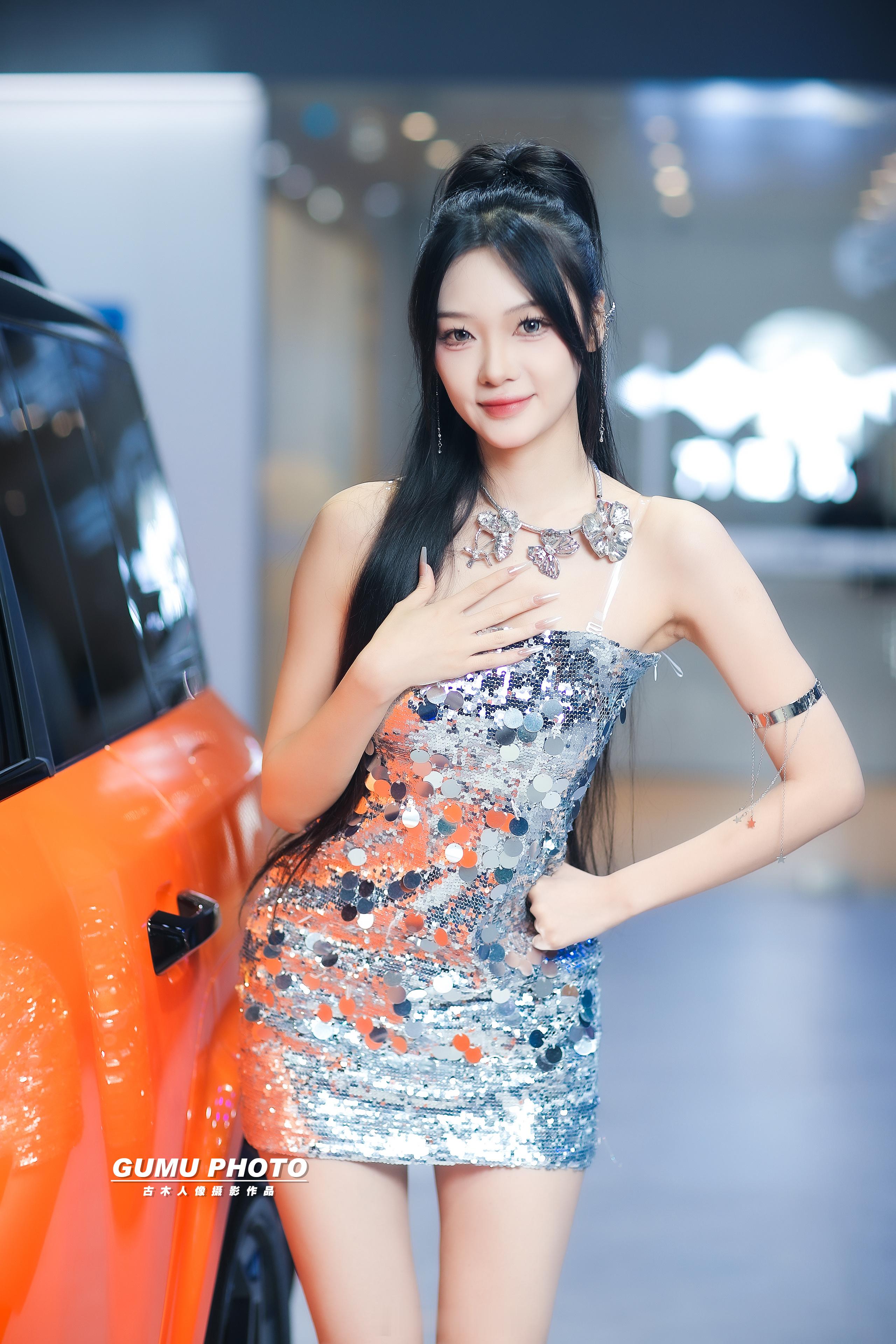 2025重庆汽车消费节方程豹展台模特小姐姐 2025重庆汽车消费节 