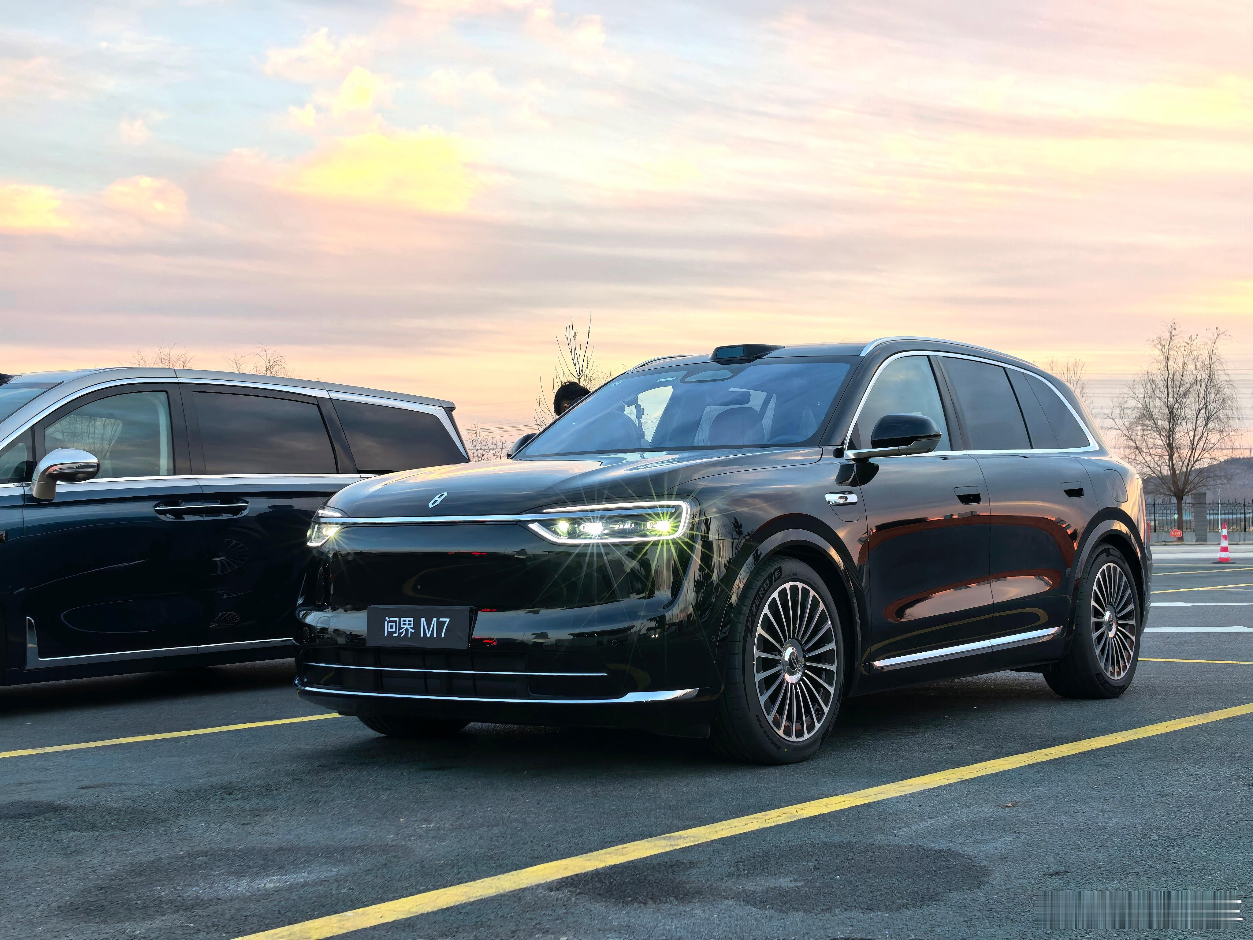 黄昏和全新问界m7 太配了，这组照片有没有很帅！我和汽车的日常