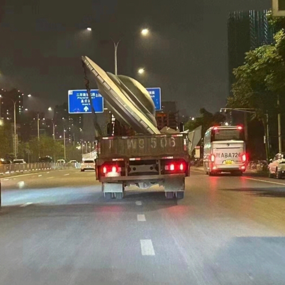 早，我已经绑架了一艘飞碟，马上带你们逃离地球。 ​​​