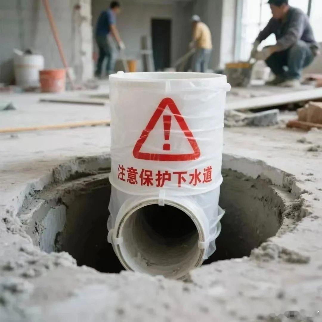 建议不要将肉汤倒进下水道带着油脂的剩菜饭汁不能直接倒入下水道，含有油脂的厨余垃圾