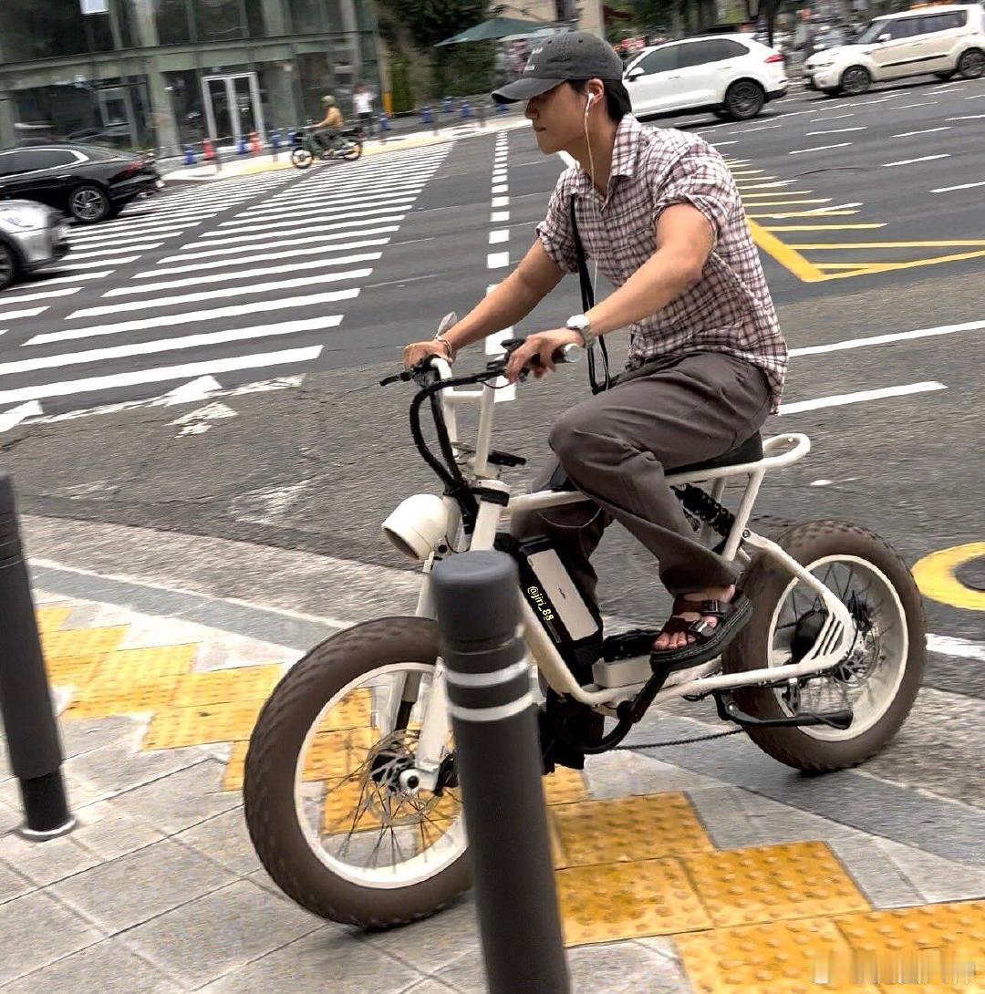 #偶遇金钟仁骑电动车#我发现金钟仁真的很爱这个车，累的时候是电动车 不累的时候是