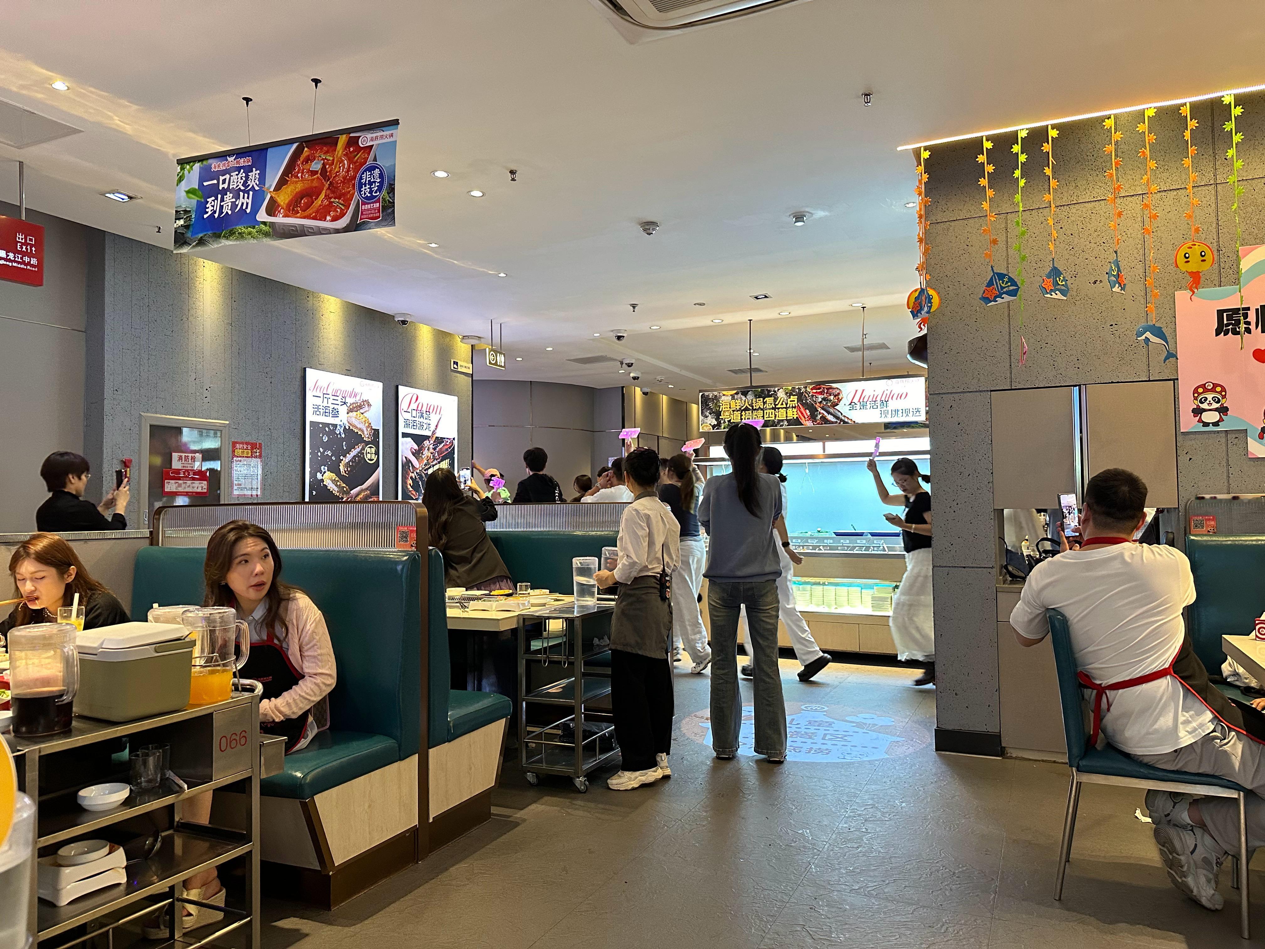 林俊杰粉丝太疯狂了，绕着海底捞集体唱歌。[允悲]  ​​​