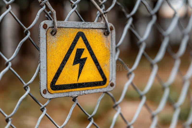 黄底黑标闪电闪，电网围栏立警示，高压危险莫靠近，安全防线记心间。