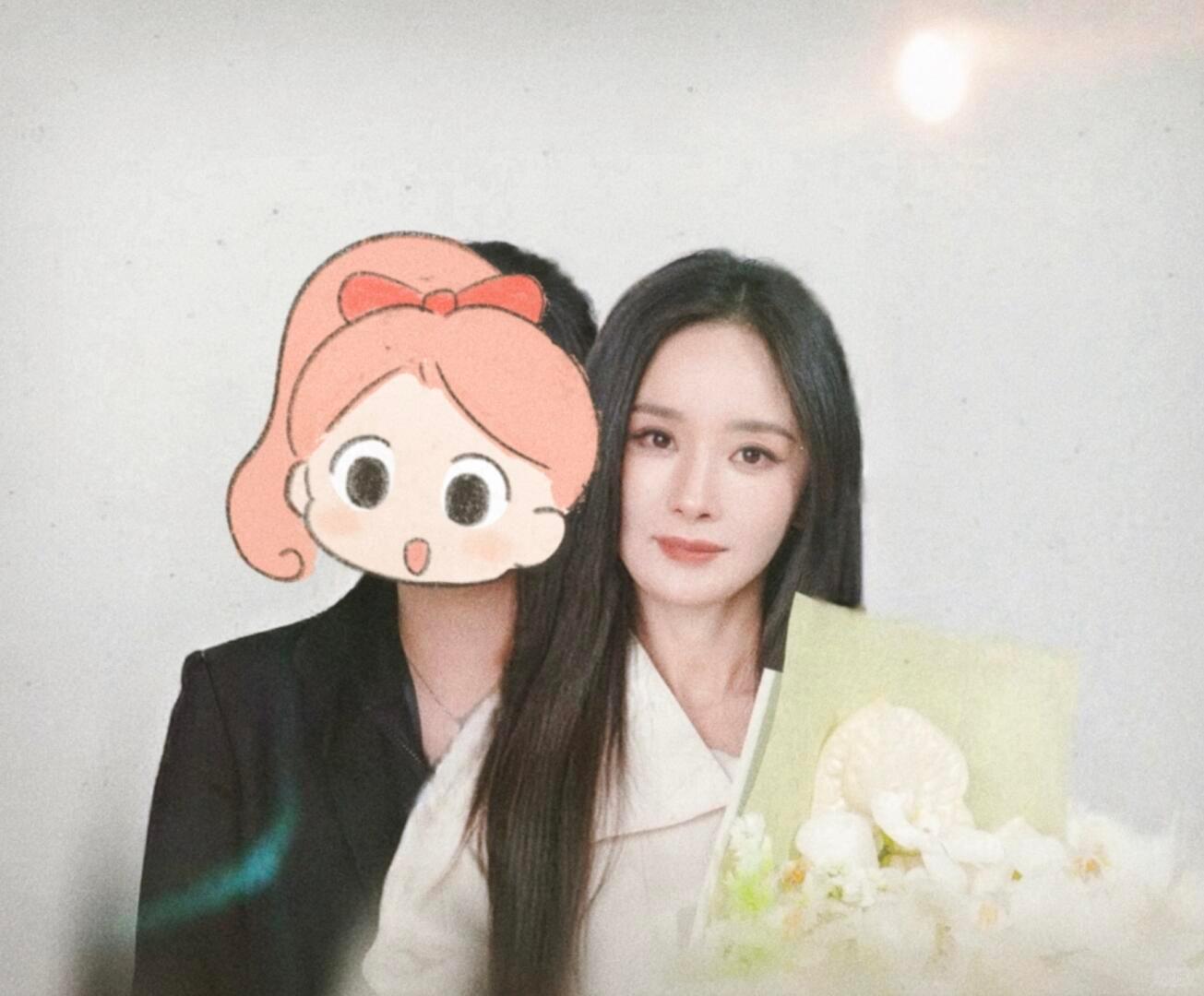 杨幂  好羡慕合影贴贴啊，是姐最爱的🐝