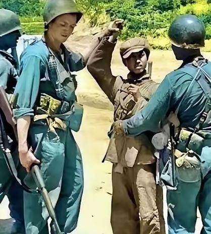 1951年，朝鲜战场上，一个志愿军小战士，不幸被美国大兵抓住，他背着大刀，满脸污