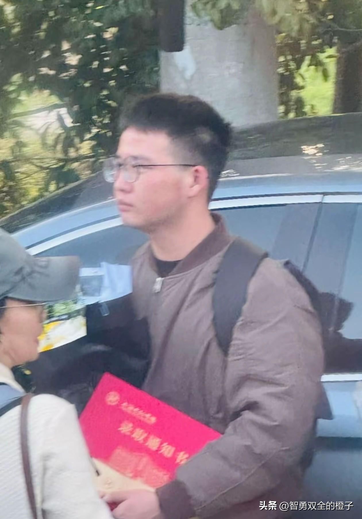 张雪峰老师送别现场，当我看到这个手里拿着录取通知书的男孩，终于明白了张老师的人生