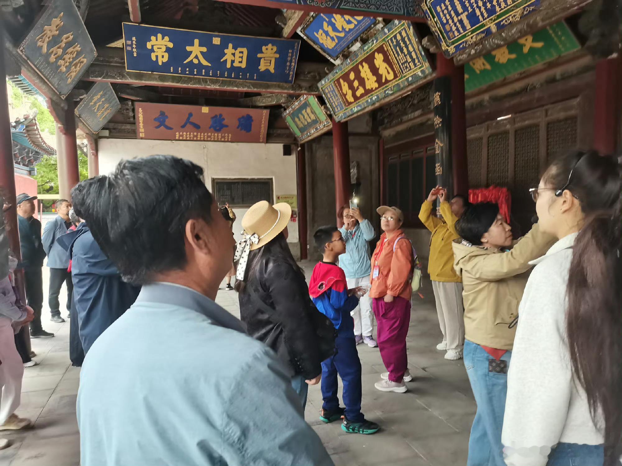 百家媒体探秘武威文庙 【雨落文庙，听见六百年儒风回响】初夏细雨润武威百家媒体缓步