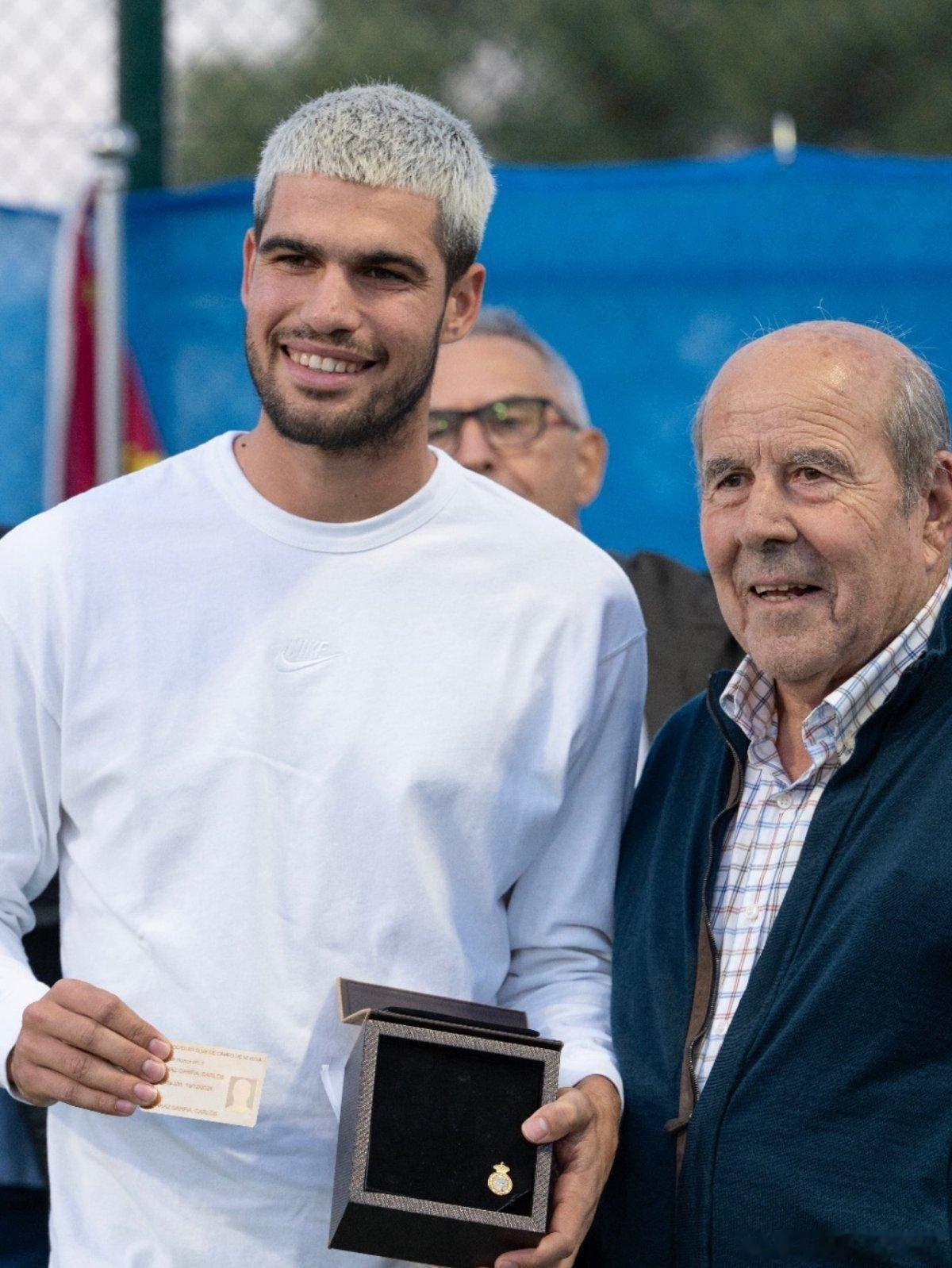 网球talking大会 巴黎大师赛早早出局的阿尔卡拉斯选择参加社会活动，他被授予