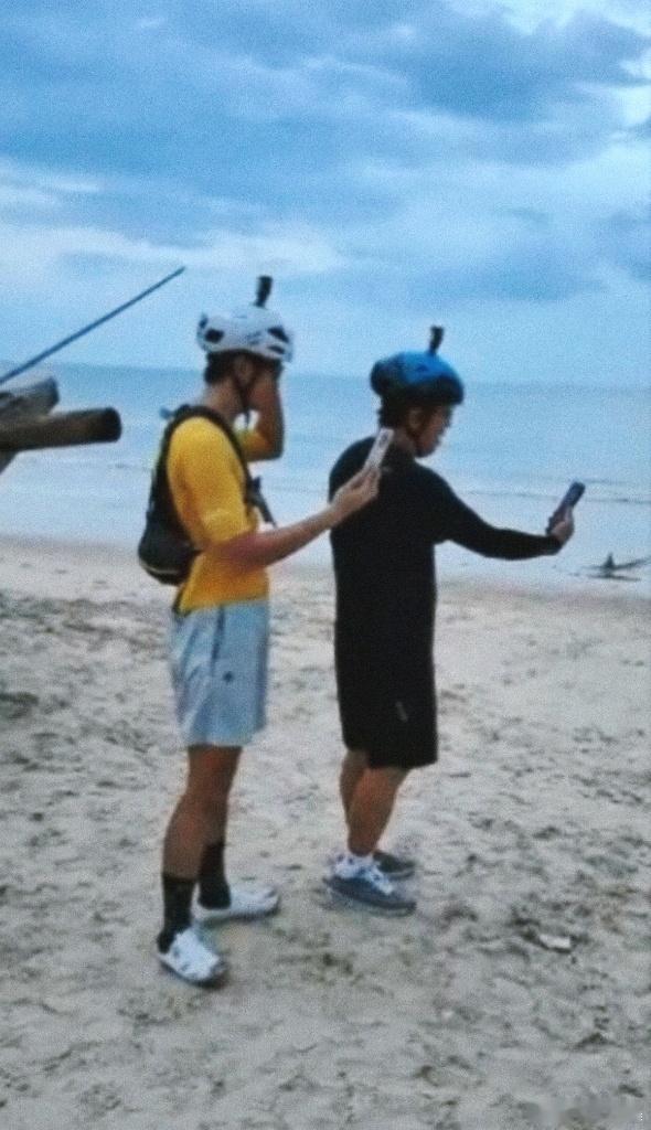 黄渤吴磊冒暴雨骑车骑自行车能偶遇吴磊黄渤 