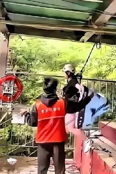 这是无可奈何的办法。

只要有能让孩子起死回生的法子，即便倾家荡产，父母也会去做
