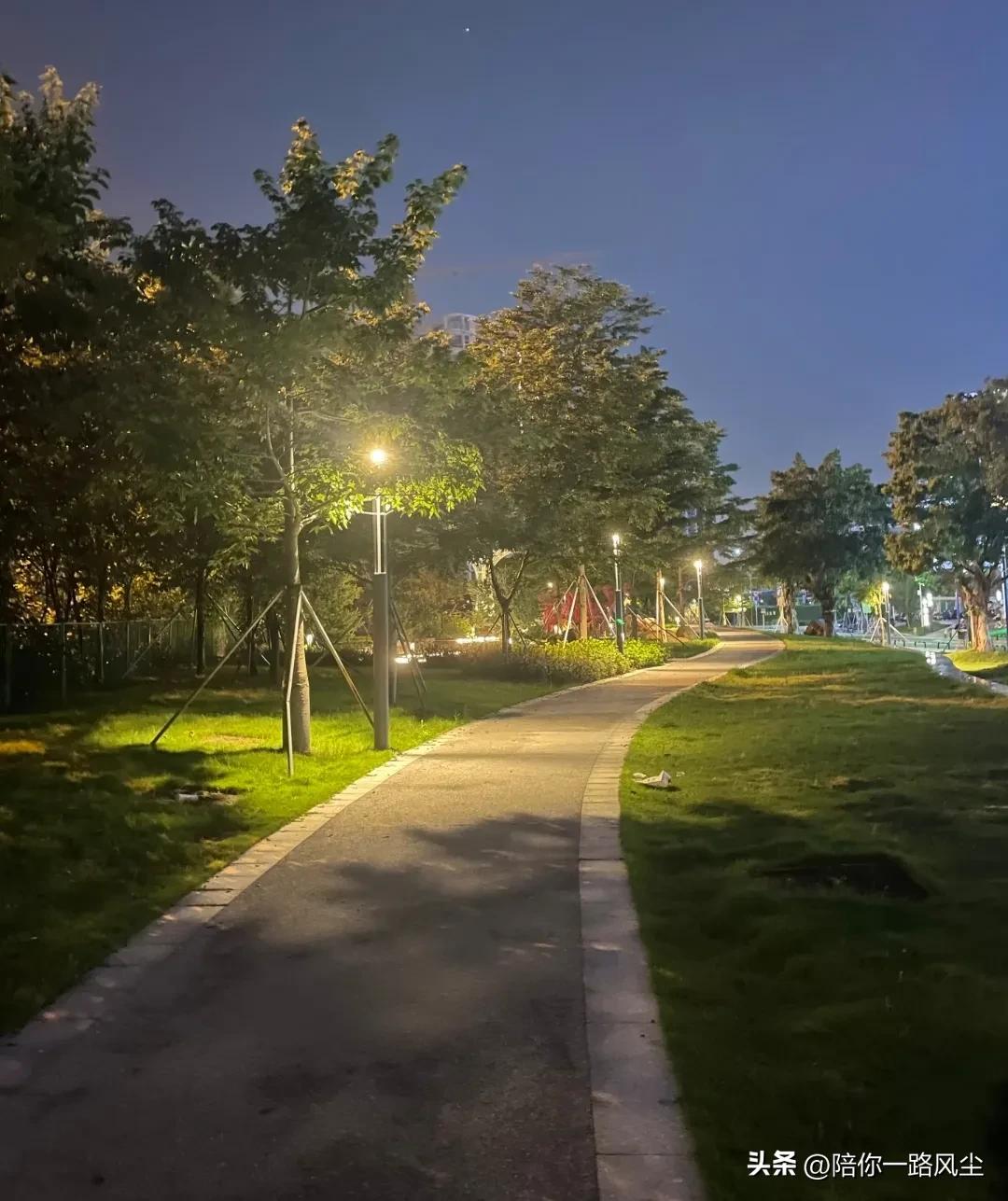 坐标四川，温度14度到19度，天空又飘起了雨点，气温开始下降了。


昨天都有2