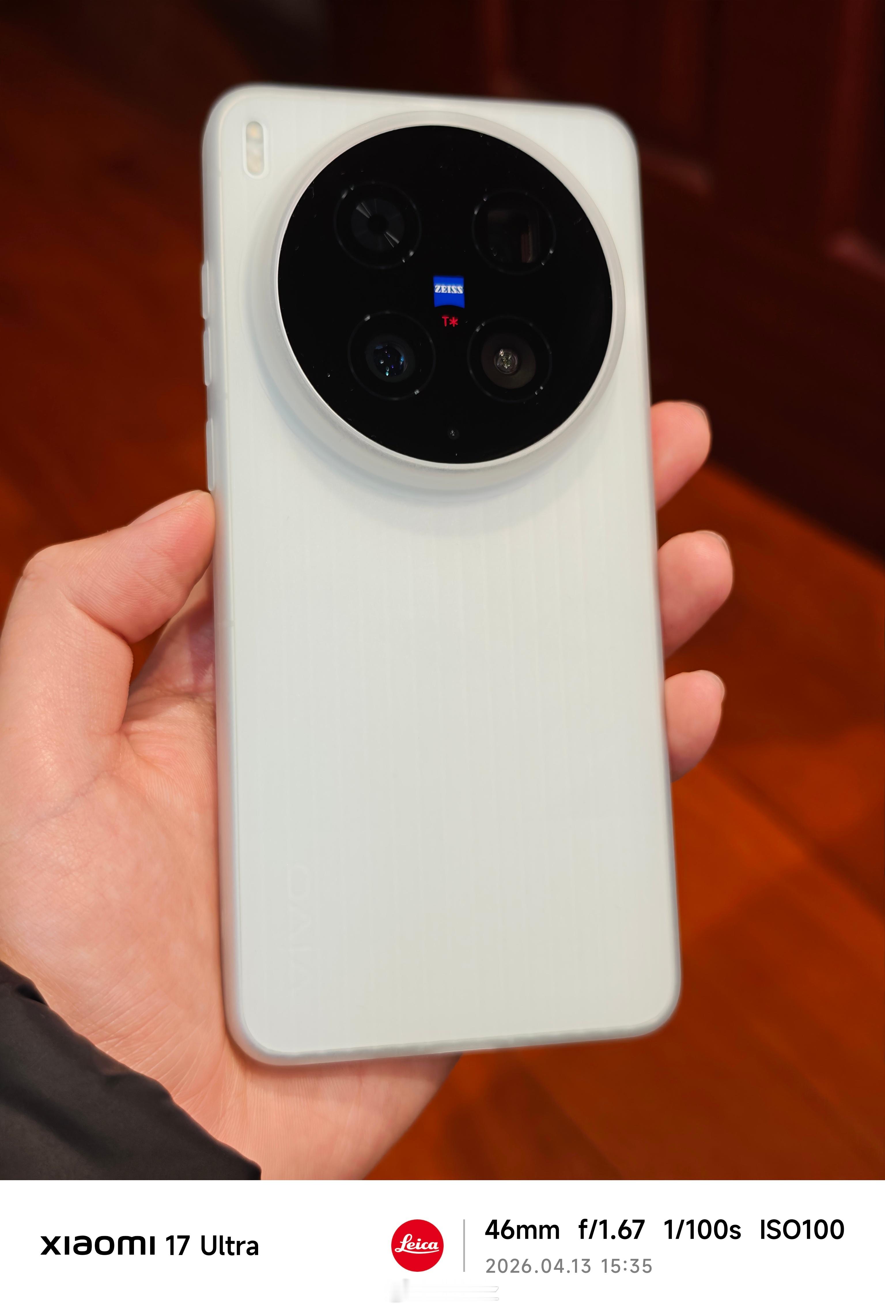 给x300u换了个超薄pp壳，直接把后背难看的花纹全都遮住了，颜值提升了一大截