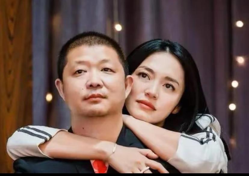 姚晨又又官宣离婚了
记得她2011年官宣和凌潇肃离婚
如今2026了年又官宣和曹