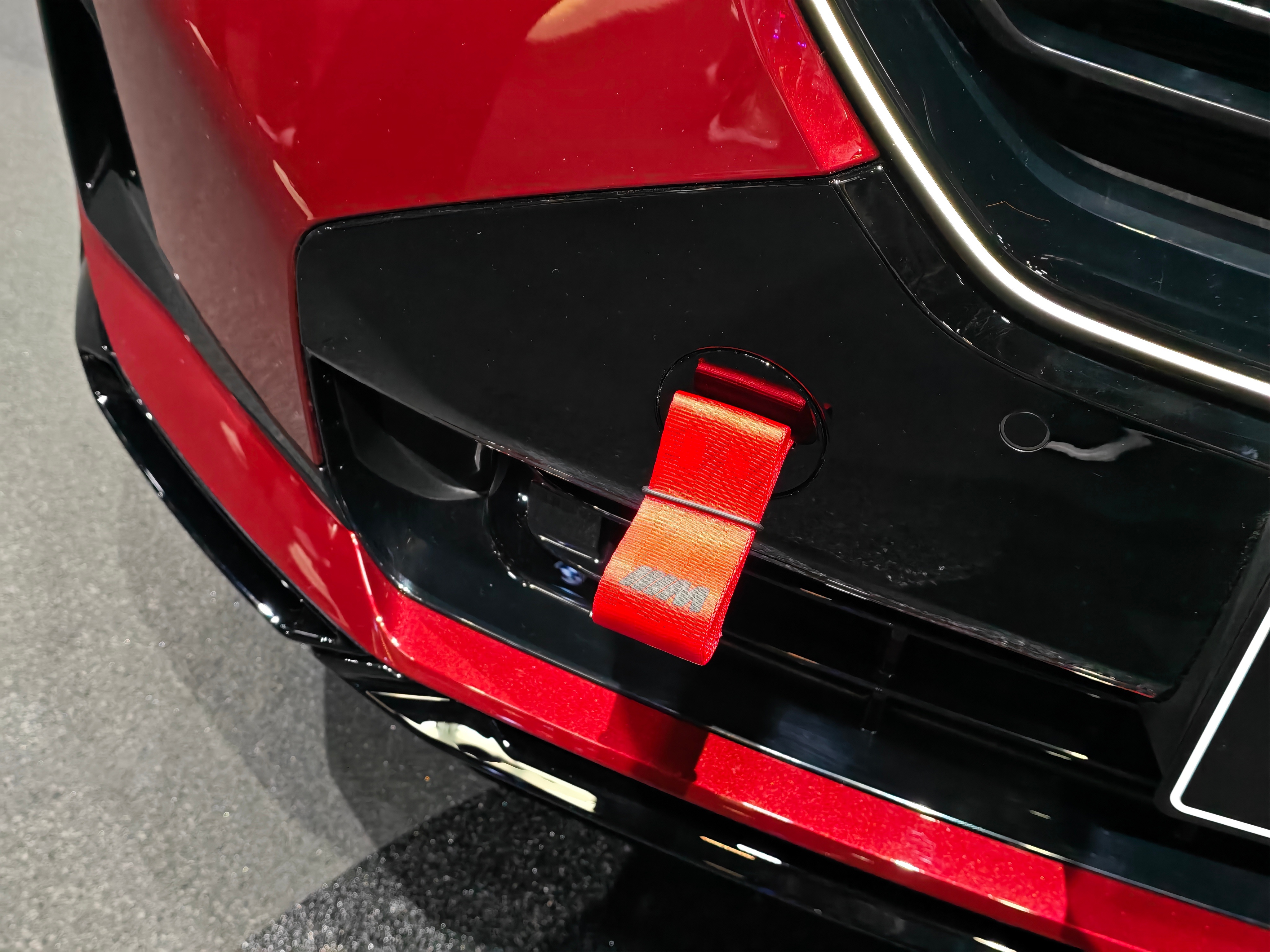 这套原厂M Performance Parts，最多余的就是屁股上边的顶翼，非常