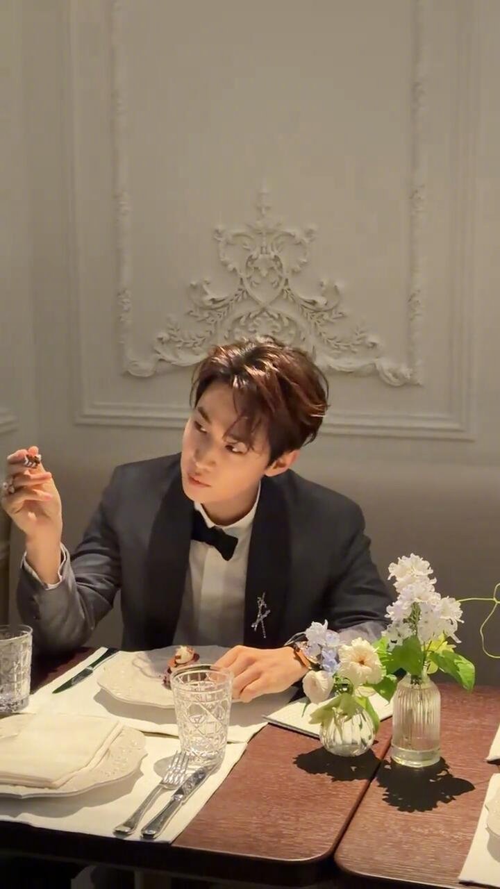 晚宴内场里的刘宪华昨天活动上的班刘宪华，路人随便的抓拍都帅成这样啊！！ 