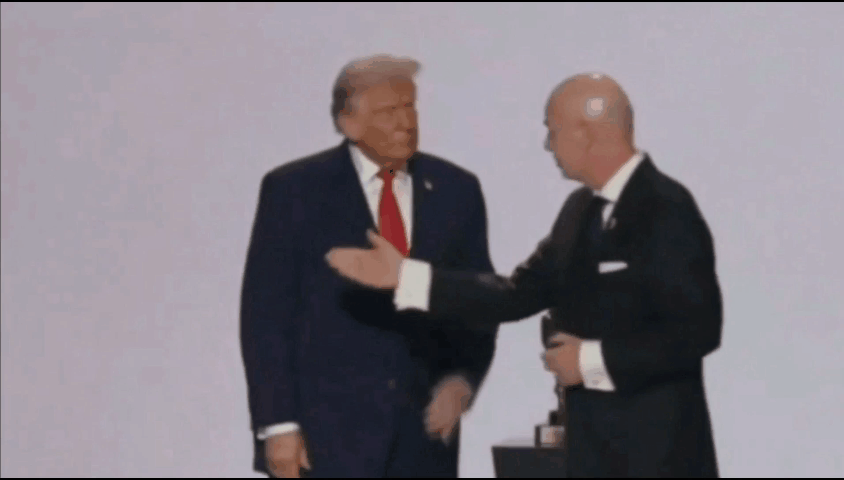 亲自拿牌亲自戴，脖子一挂挺有派。
虽然不是诺贝尔，这个牌牌也不赖。