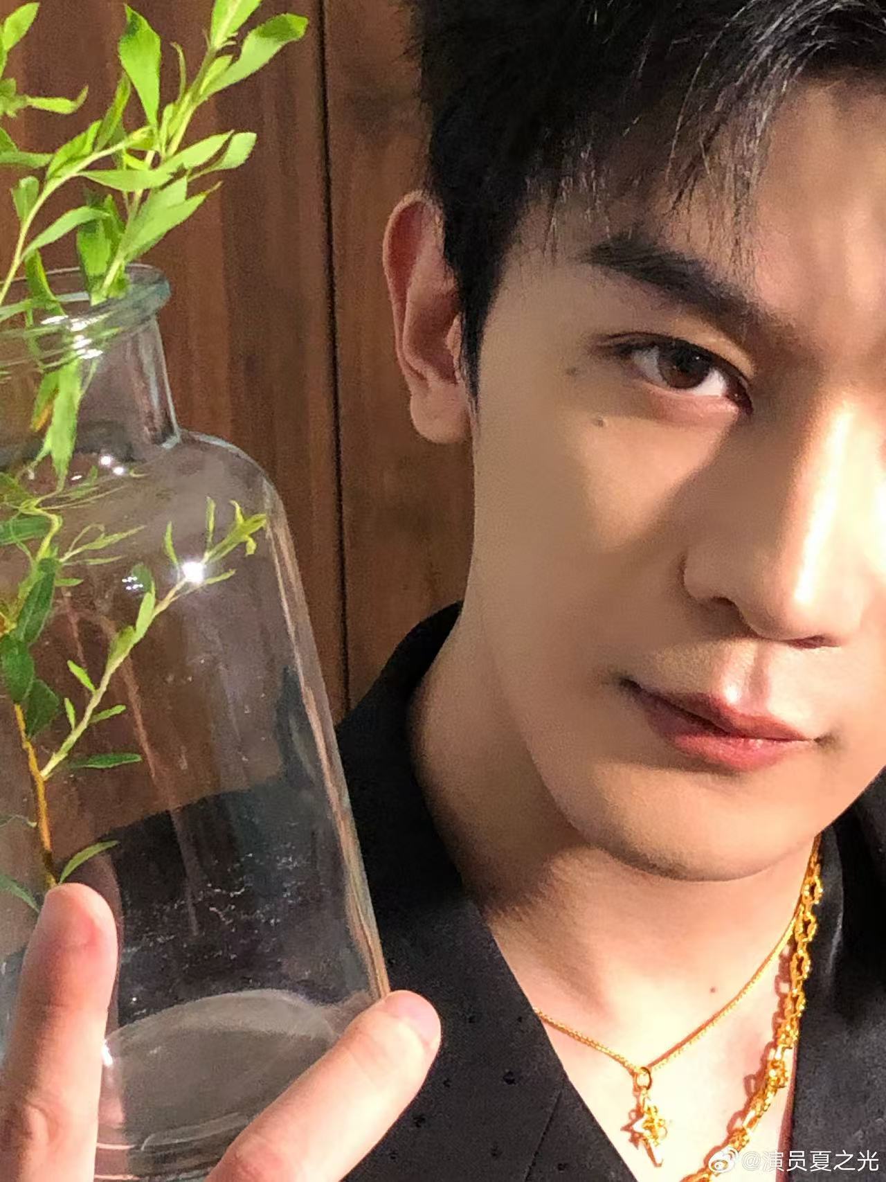 比闪光灯更闪的是夏之光的脸彻底被夏之光这张浓颜脸折服！黑西装搭配金链的造型成熟又