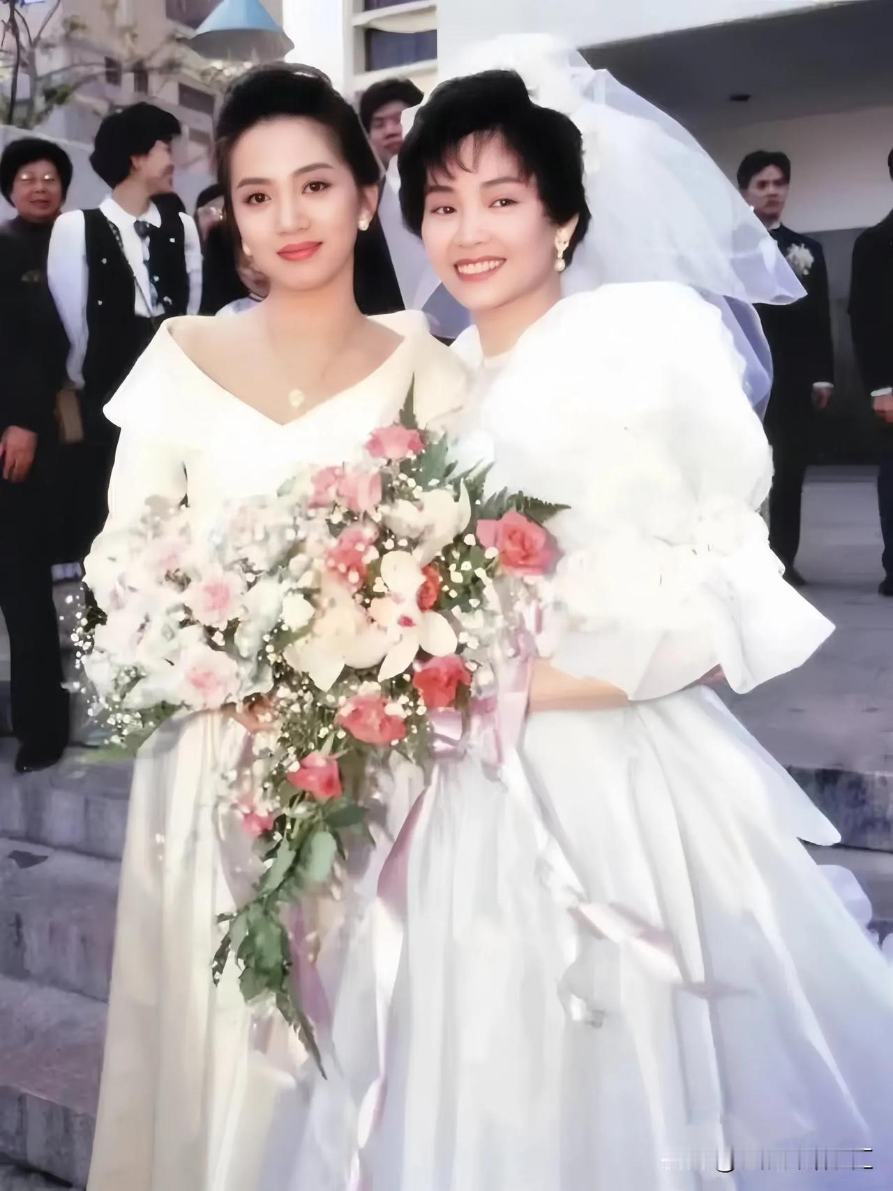 1991年，梅艳芳为姐姐当伴娘
    1991年11月18日，梅艳芳最亲密的姐